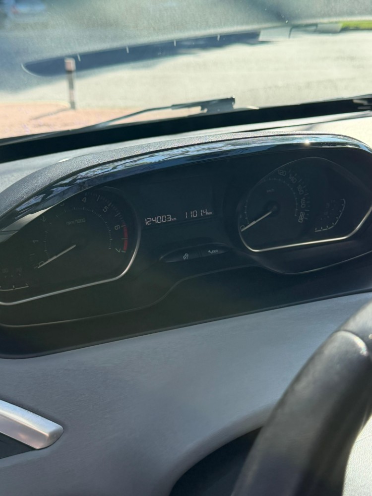 Peugeot 208 ALLURE 1.5TOUCHSCREEN — foto 2